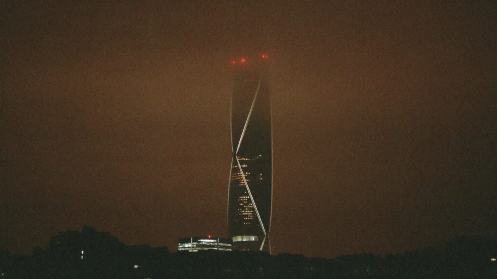Turmsilhouette bei Nacht